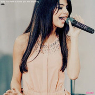 41873617_YBRYSGCHC - Selena Gomez