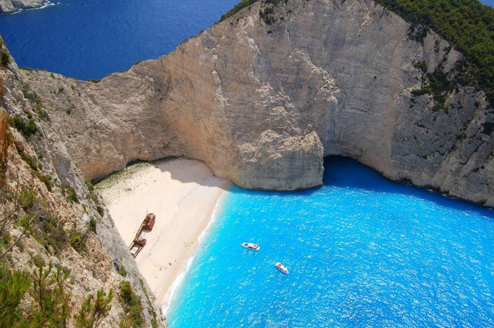 navagio9 - Pe plaja