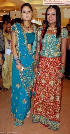 normal_Sara-Khan-with-Parul-Chauhan