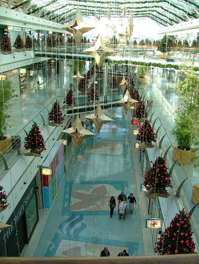 In octombrie magazinele ornate de sarbàtori