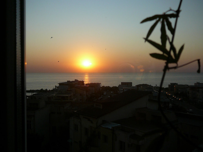 rasarit - Marea vazuta de la fereastra mea