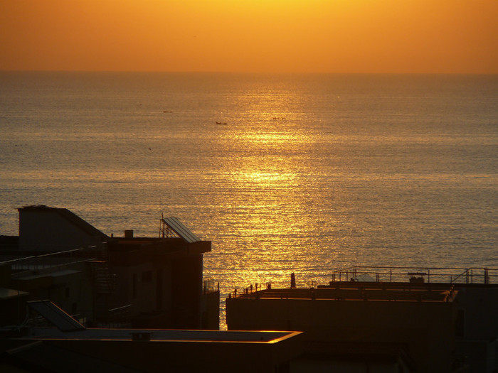 pescari in larg - Marea vazuta de la fereastra mea