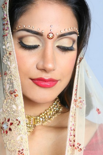 Bridal-Eye-Makeup-Ideas - Bindi1