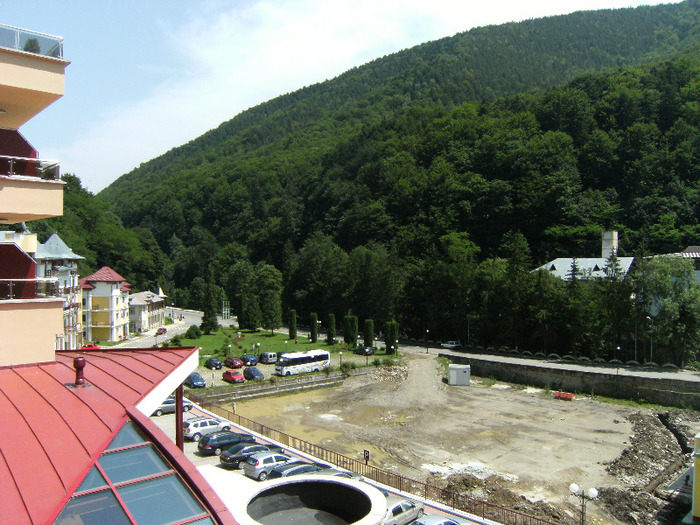 slanic moldova 2011 001; vedere din balcon
