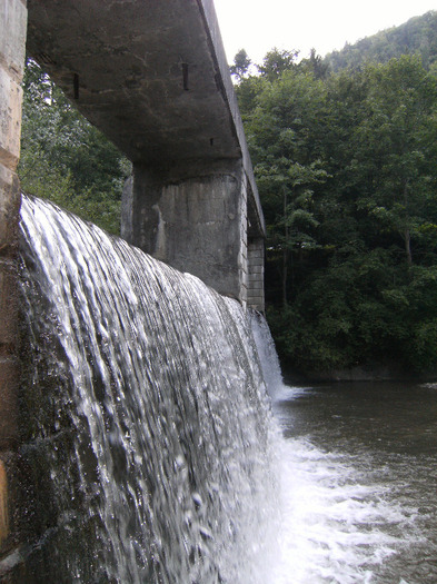 slanic moldova 2011 063; cascada mare de aproape
