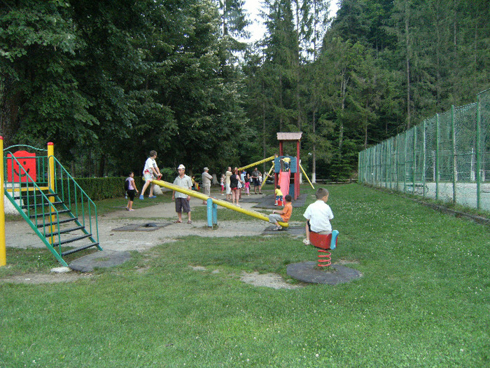 slanic moldova 2011 101; parcul de copii din parcul central. alături terenuri de tenis de câmp
