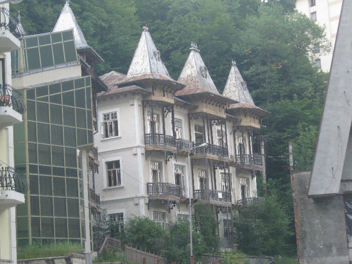 slanic moldova 2 012; vilă frumoasă, ușor în paragină
