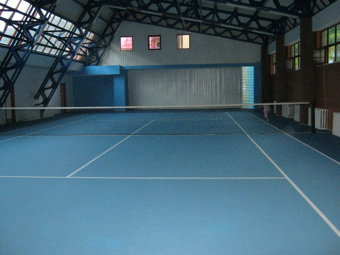 slanic moldova 2 044; teren de tenis de nota 10.
