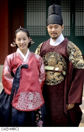12083810 - Imbracamintea coreenilor din diferite perioade