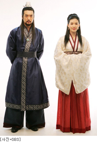 16423410 - Imbracamintea coreenilor din diferite perioade