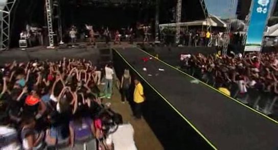 RBD_[Live_In_Brasilia]_2009_DVDRip_Xvid_Audio_Mp3_By_aLLaN-29 - Brasilia