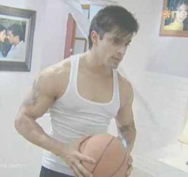 167893_135011486565308_100001693735885_273089_2391465_n - xxKaran Singh Grover-Armaanxx