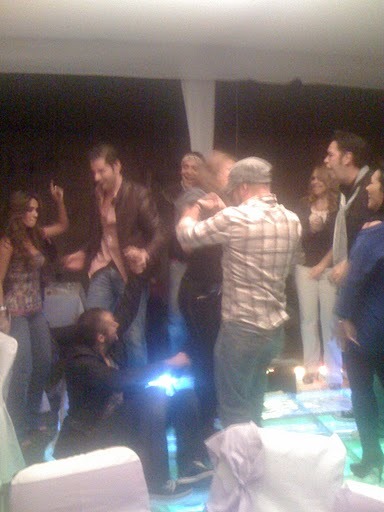 anahi celebrando el cumpleaños de tysha.4