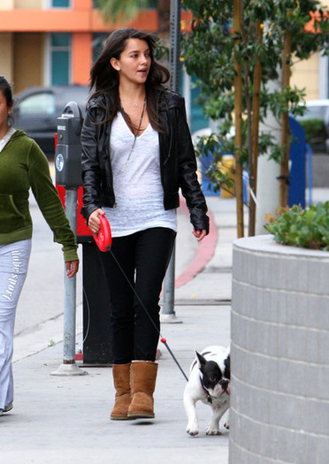 Sara+Maldonado+Walking+Her+Dog+eACObpOpVHnl - Sara Maldonado
