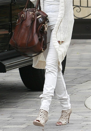 Ashley+Tisdale+Leaving+House+Los+Angeles+e096adhVtH5l - Ashley Tisdale