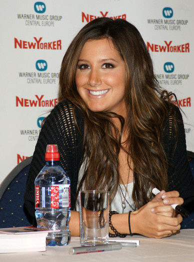 Ashley+Tisdale+Signing+Autographs+New+Yorker+NitfBAXi9mll - Ashley Tisdale