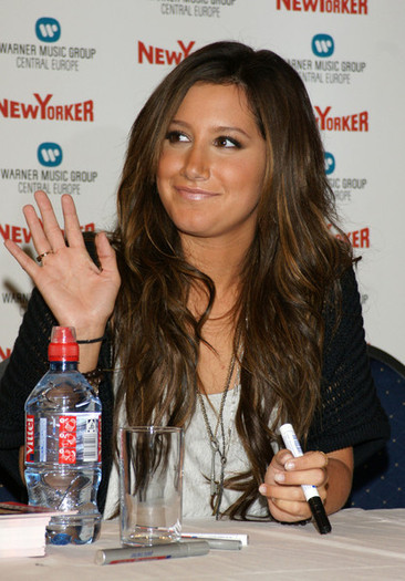 Ashley+Tisdale+Signing+Autographs+New+Yorker+rJebsCpHkcwl