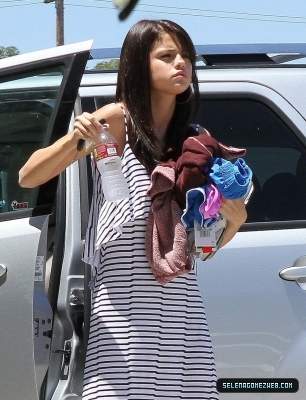 normal_selena-gomez-003 - 07-18-11  Selena Gomez arrives at a studio in Van Nuys