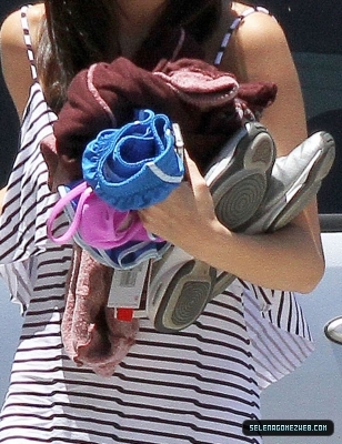 normal_selena-gomez-006 - 07-18-11  Selena Gomez arrives at a studio in Van Nuys