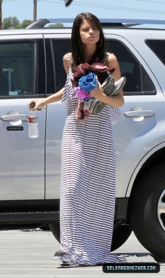 normal_selena-gomez-008 - 07-18-11  Selena Gomez arrives at a studio in Van Nuys