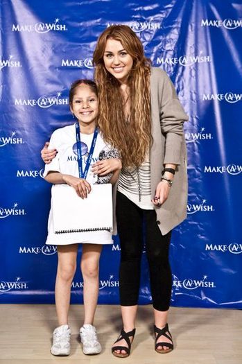 normal_MileyWithMakeAWishKids_28229 - 20-4-Global Youth Service Day