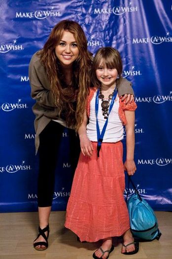 normal_MileyWithMakeAWishKids_28329 - 20-4-Global Youth Service Day