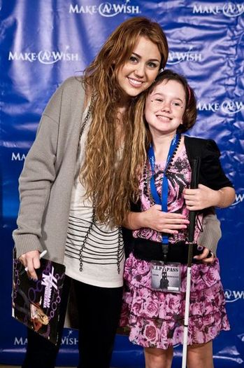 normal_MileyWithMakeAWishKids_28429 - 20-4-Global Youth Service Day