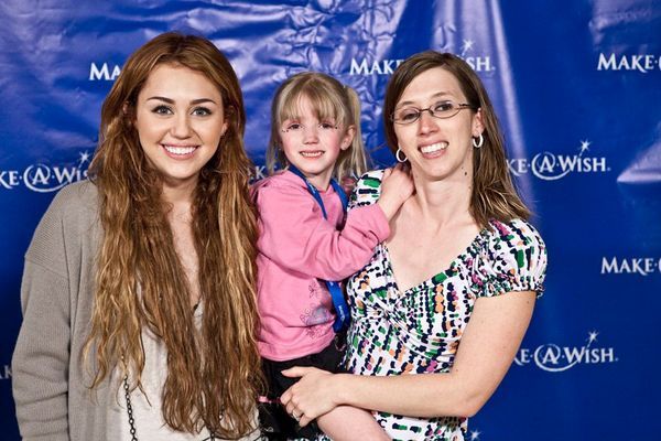 normal_MileyWithMakeAWishKids_28529 - 20-4-Global Youth Service Day