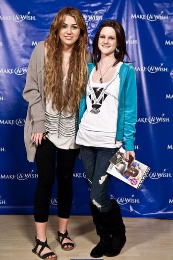 normal_MileyWithMakeAWishKids_28629 - 20-4-Global Youth Service Day