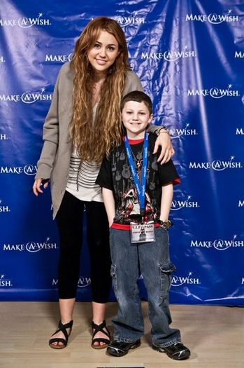 normal_MileyWithMakeAWishKids_28729