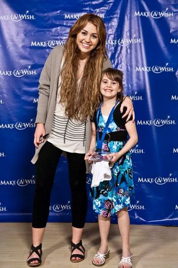 normal_MileyWithMakeAWishKids_28929