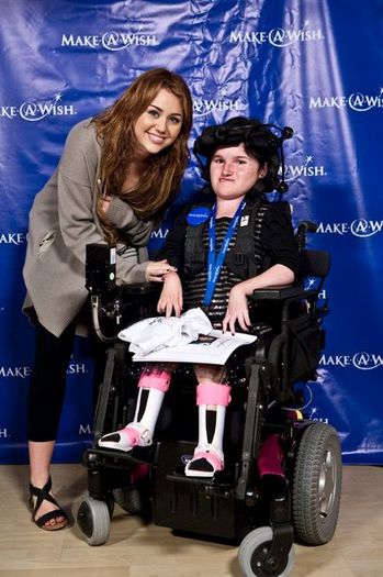normal_MileyWithMakeAWishKids_281129 - 20-4-Global Youth Service Day