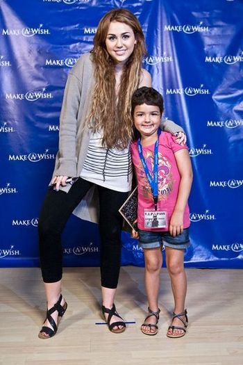 normal_MileyWithMakeAWishKids_281229 - 20-4-Global Youth Service Day