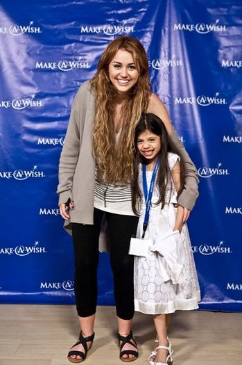 normal_MileyWithMakeAWishKids_281329 - 20-4-Global Youth Service Day