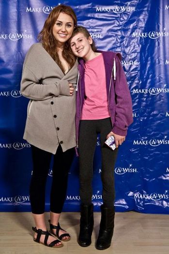 normal_MileyWithMakeAWishKids_281429 - 20-4-Global Youth Service Day