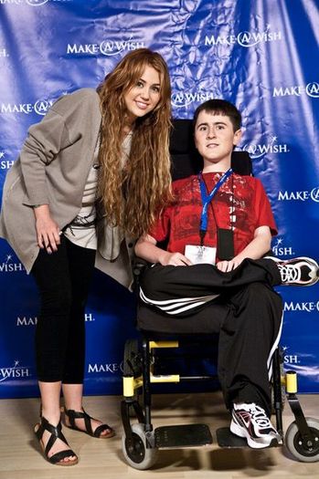 normal_MileyWithMakeAWishKids_281529 - 20-4-Global Youth Service Day