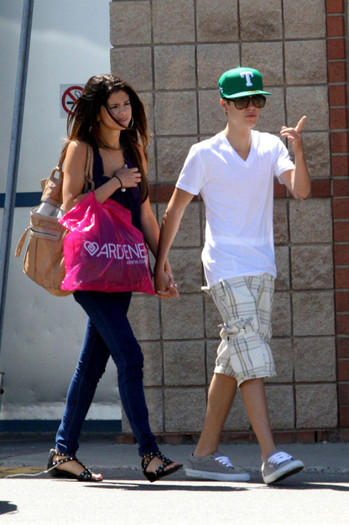 NN33L - SeLeNa Si JuStIn