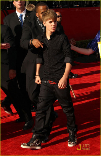 justin-bieber-selena-gomez-espys-05 - Justin Bieber  ESPYs 2011 with Selena Gomez