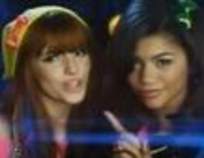 14913651_zendaya-coleman-bella-thorne-in-watch-me-guarda-il-video-0