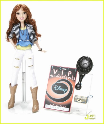 bella-zendaya-disney-dolls-01