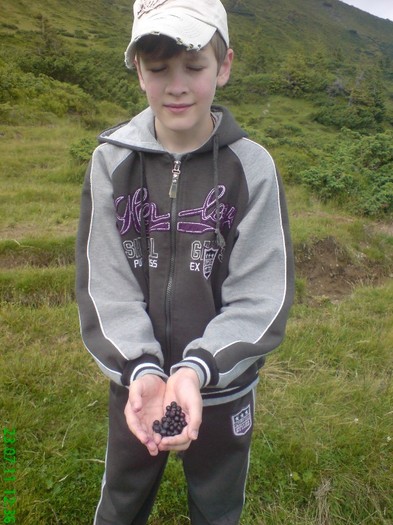 Andrei - cu afine - BORSA iulie 2011