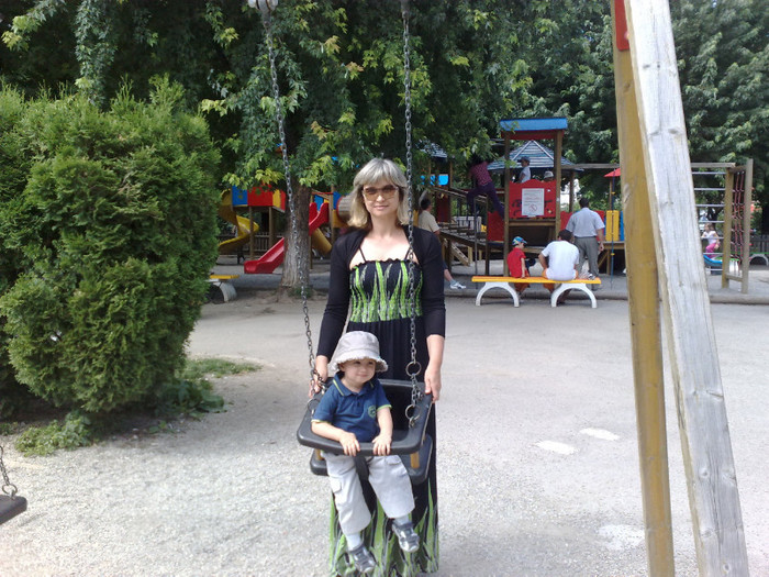 cu mama in parc la Brasov