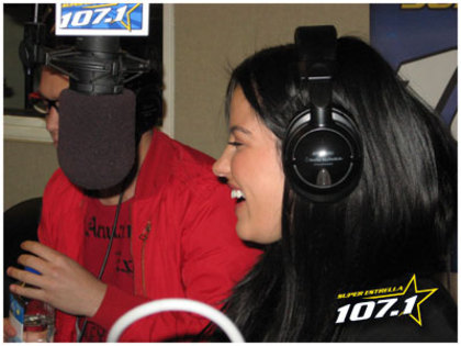 005 - RBD visitando a Super Estrella FM en LA