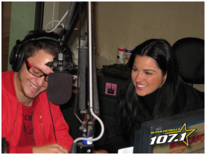 007 - RBD visitando a Super Estrella FM en LA