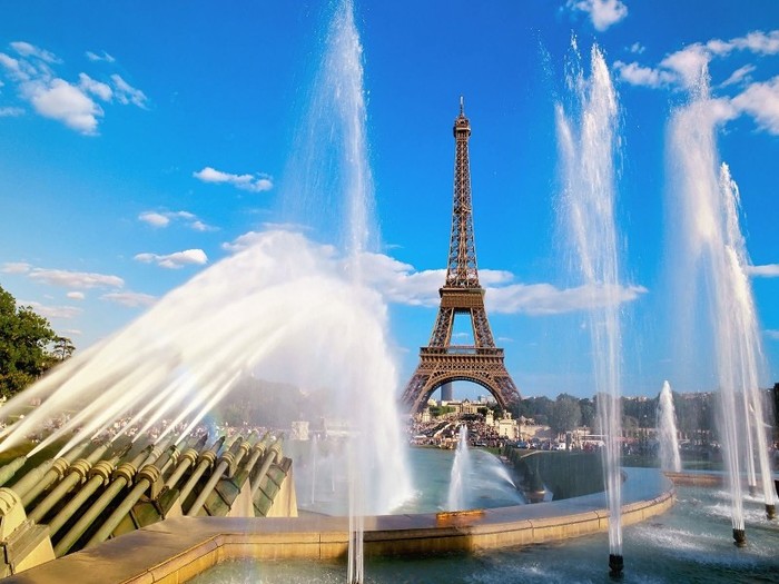 Eiffel_Tower_and_Fountain_Paris_France