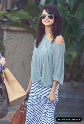 normal_selena-gomez-001 - 07-18-11  Selena Gomez has breakfast with friends in Malibu