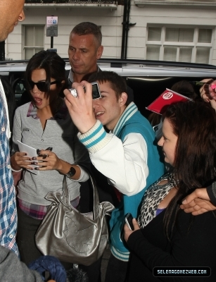 normal_009 - 07-07-11  Selena Gomez Returns to Her London Hotel