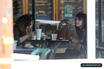 normal_selena-gomez-001 - 07-19-11  Selena Gomez Has Lunch At Poquito Mas In Los Angeles