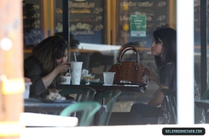 normal_selena-gomez-002 - 07-19-11  Selena Gomez Has Lunch At Poquito Mas In Los Angeles