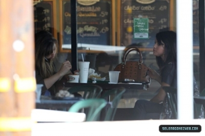 normal_selena-gomez-003 - 07-19-11  Selena Gomez Has Lunch At Poquito Mas In Los Angeles